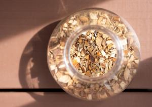 木曽町にある森のホテルの椀の上にナッツを詰めたガラス鉢