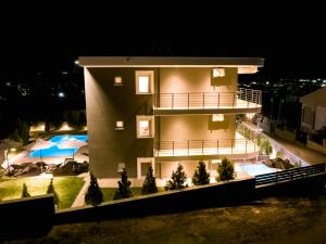 Budova, kde se aparthotel nachází + 88 fotografií