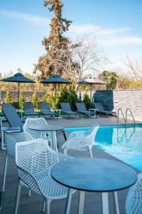 Bazén v ubytování Olynthus Luxury Rooms & Suites nebo v jeho okolí