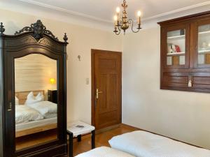 Postel nebo postele na pokoji v ubytování Hinkelshof - 3 Gästezimmer - naturnah, ökologisch, urig, Selbstversorgerküche