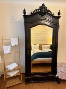 Postel nebo postele na pokoji v ubytování Hinkelshof - 3 Gästezimmer - naturnah, ökologisch, urig, Selbstversorgerküche