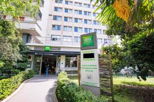 un panneau de bus devant un bâtiment dans l'établissement ibis Styles Paris 16 Boulogne, à Paris