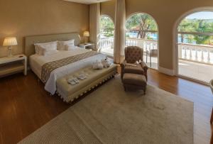 Postel nebo postele na pokoji v ubytování Blue Tree Daj Resort & Marina