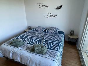 - une chambre dotée d'un lit avec un panneau indiquant les dimensions de gibier dans l'établissement Entre lac et montagnes 47m², au Bourget-du-Lac