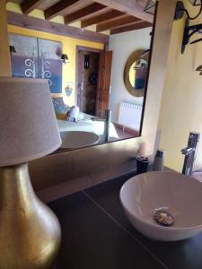a bathroom with a tub and a large mirror at Casa Quimera para dos in Gilgarcía