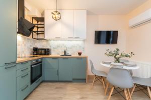 Η κουζίνα ή μικρή κουζίνα στο Flatbook Apartamenty - Mikoszewo Baltic Cottage 5 +4 φωτογραφίες