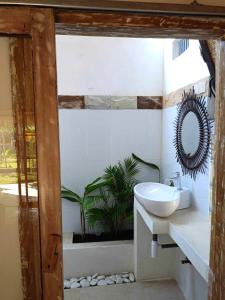 龍目島的住宿－Bintang Tiga Bungalows Gili Air，一间带水槽和镜子的浴室