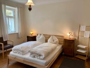 - une chambre avec un lit doté d'oreillers blancs dans l'établissement Hinkelshof, à Körperich