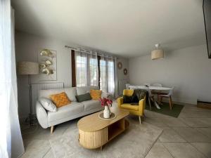 un soggiorno con un divano e un tavolo di Maison 6 couchages, 200m plage a Bénerville-sur-Mer