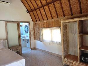 Bintang Tiga Bungalows Gili Air客房内的一张或多张床位