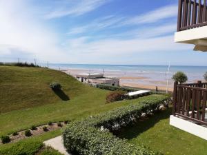卡布尔Studio cosy vue mer avec accès direct à la plage séjour de 2 nuits minimum的阳台享有海滩美景。