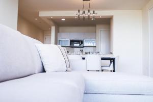 sala de estar con muebles blancos y cocina en Oceanview Apt Near Panama City w/ King Bed & More, en Playa Bonita Village