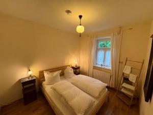 Postel nebo postele na pokoji v ubytování Hinkelshof - 3 Gästezimmer - naturnah, ökologisch, urig, Selbstversorgerküche
