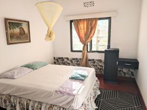 莫希的住宿－Dans place，一间卧室设有一张床和一个窗口