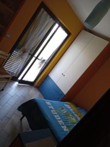 una camera con finestra e un letto in una stanza di Stefania a San Lorenzo