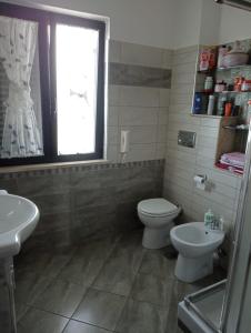 bagno con servizi igienici, lavandino e finestra di Stefania a San Lorenzo