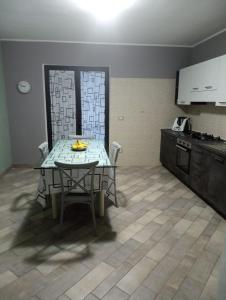 una cucina con tavolo e sedie in una stanza di Stefania a San Lorenzo