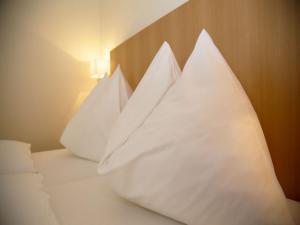 Rúm í herbergi á Hotel Kern Buam