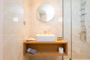 Koupelna v ubytování Olynthus Luxury Rooms & Suites