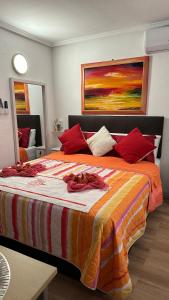 アリカンテにあるAlicante Postiguet Apartmentsのベッドルーム1室(大型ベッド1台、赤い枕付)
