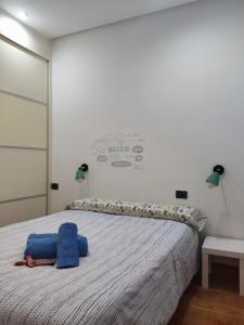 Pleno centro, Terraza, Principe, 5 min casco vello y estación AVE في فيغو: غرفة نوم عليها سرير وفوط زرقاء