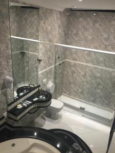 Dinys Motel (Adults Only) في برايا جراندي: حمام مع حوض ودش ومرحاض