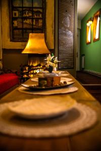 una mesa con un plato y una lámpara en la sala de estar en Guesthouse Yildiz 2, en Sarajevo