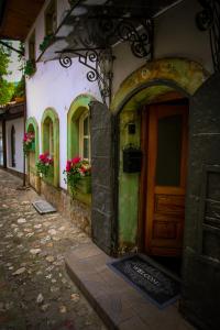 una entrada a un edificio con una puerta y flores en Guesthouse Yildiz 2 en Sarajevo
