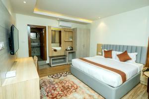 Habitación de hotel con cama y TV en Hotel Badrinath en Katmandú