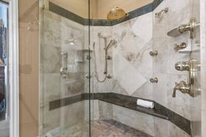 ein Badezimmer mit Dusche mit Glastür in der Unterkunft Park West Village 1700 by Moose Management in Park City