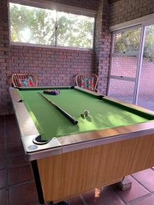 Meja biliard di Silver’s Rest Beach House