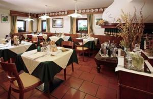 Ein Restaurant oder anderes Speiselokal in der Unterkunft Albergo Riglarhaus 