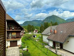 Blick auf ein Dorf mit Bergen im Hintergrund in der Unterkunft Bovec Relax in Bovec