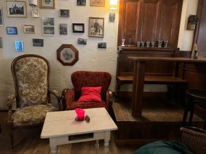 Posezení v ubytování Hinkelshof - 3 Gästezimmer - naturnah, ökologisch, urig, Selbstversorgerküche