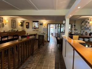 Restaurace v ubytování Hinkelshof - 3 Gästezimmer - naturnah, ökologisch, urig, Selbstversorgerküche