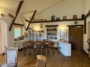 Posezení v ubytování Hinkelshof - 3 Gästezimmer - naturnah, ökologisch, urig, Selbstversorgerküche