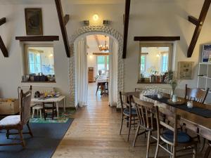 Posezení v ubytování Hinkelshof - 3 Gästezimmer - naturnah, ökologisch, urig, Selbstversorgerküche