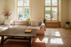 uma sala de estar com um sofá e uma mesa de centro em Exklusives Stadt - Apartment mit 2 Schlafzimmern und privater Innenhofterrasse em Berna