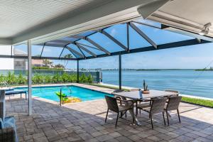 Πισίνα στο ή κοντά στο Waterfront 3 Bed 3 Bath Home with Panoramic Bay Views