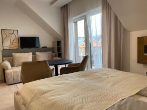 En eller flere senge i et værelse på LaMira Apartment + 22 billeder