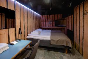 ケミにあるHOSTEL TOIVOLAのベッドルーム1室(ベッド1台、デスク、テーブル付)