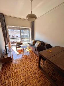 ein Wohnzimmer mit einem Sofa und einem Tisch in der Unterkunft Oporto Downtown in Porto