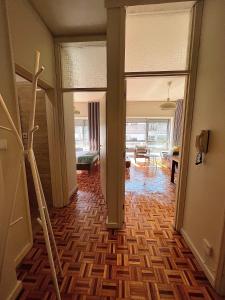 Zimmer mit einem Flur mit Holzböden und einem Wohnzimmer in der Unterkunft Oporto Downtown in Porto