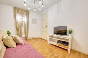 1 dormitorio con 1 cama y TV de pantalla plana en Apartamento La Capilla by Clabao, en Pamplona