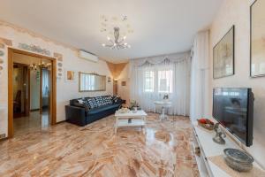 a living room with a couch and a tv at Talamini in Mestre