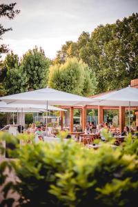 Rives d'Arc餐厅或其他用餐的地方