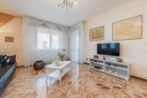 a living room with a television and a table at Talamini in Mestre