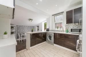 a kitchen with a washer and dryer in it at London Apartment Near The London Eye in London