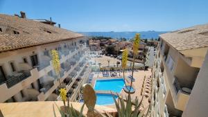 - une vue aérienne sur un complexe avec une piscine dans l'établissement Hotel Monarque Costa Narejos, à Los Alcázares