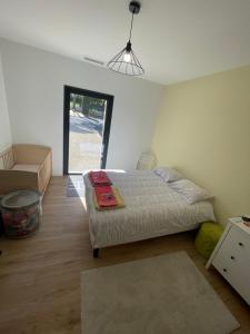 ein Schlafzimmer mit einem Bett und einer Couch darin in der Unterkunft Chambres d hôtes Maison des Romarins in Montferrier-sur-Lez + 13 Fotos